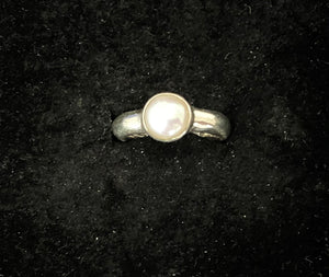 <b> No. 30 </b> sterling silver and white button pearl ring