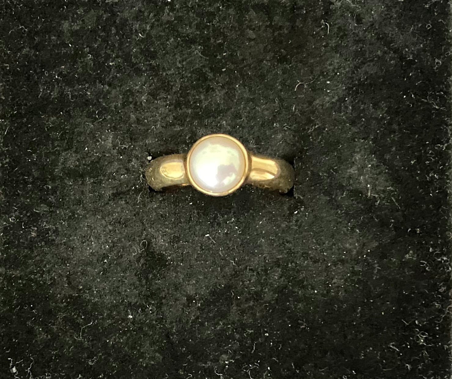 <b>No. 32 </b> 9ct yellow gold and pink pearl button ring (@9g)