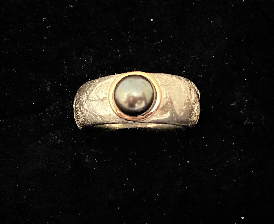 <b> No. 72 </b> sterling silver &9ct pink gold ,black pearl ring  (ring 10mm wide heavy)