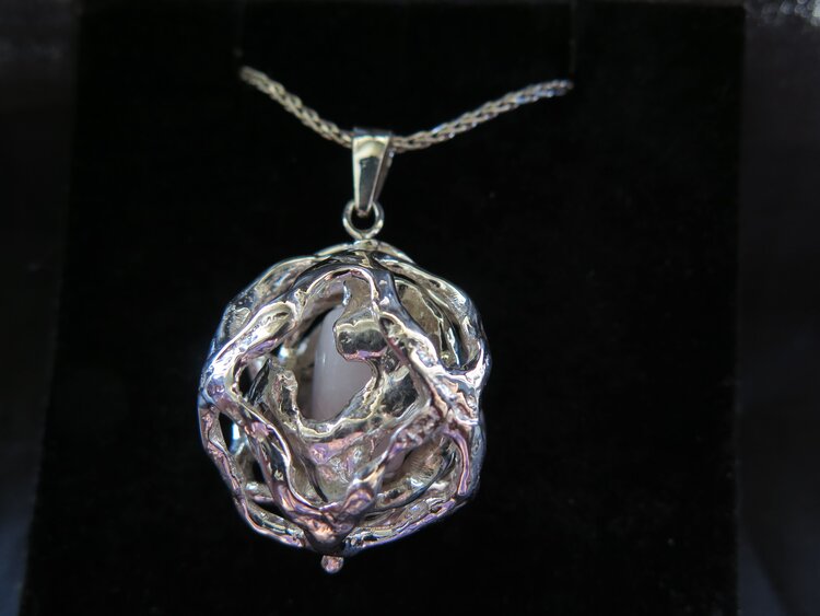 <b>No. 39 </b> Sterling Silver (19g) with Quartz inner (Rotates)